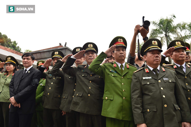 Xe tang đưa linh cữu Chủ tịch nước Trần Đại Quang về quê hương Ninh Bình - Ảnh 35.