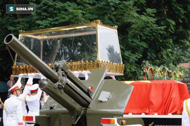 Xe tang đưa linh cữu Chủ tịch nước Trần Đại Quang về quê hương Ninh Bình - Ảnh 25.