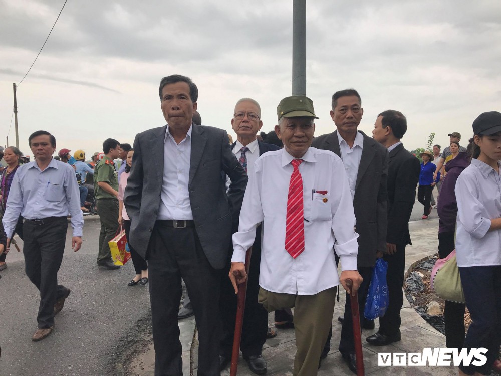 Ninh Bình: Hàng ngàn người dân chờ đợi Chủ tịch nước Trần Đại Quang - Ảnh 6.