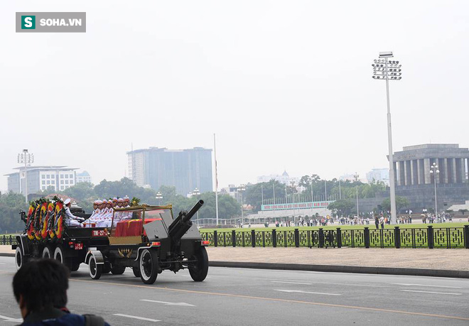 Hành trình linh xa đưa Chủ tịch nước Trần Đại Quang qua các ngõ phố Hà Nội để về quê nhà - Ảnh 8.