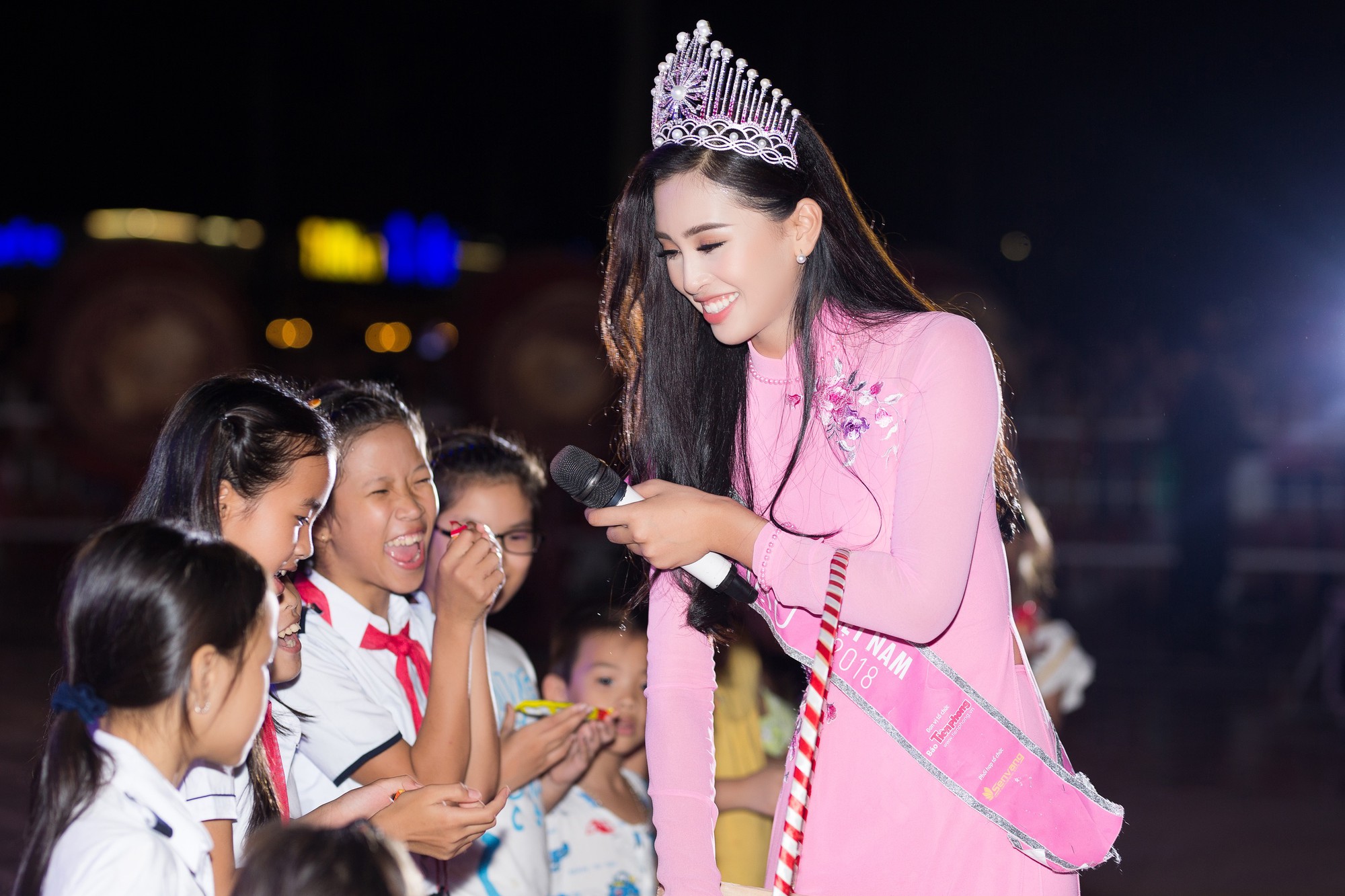 Xuất hiện với diện mạo xinh đẹp, Tân Hoa hậu Tiểu Vy vẫn bị soi đội vương miện cong vênh - Ảnh 2.
