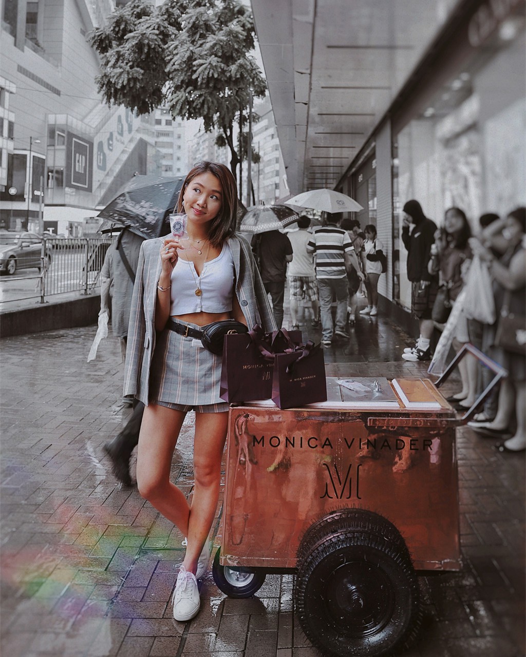 Blogger đình đám của Hong Kong đến Việt Nam, khoe ảnh đội nón lá - Ảnh 2.