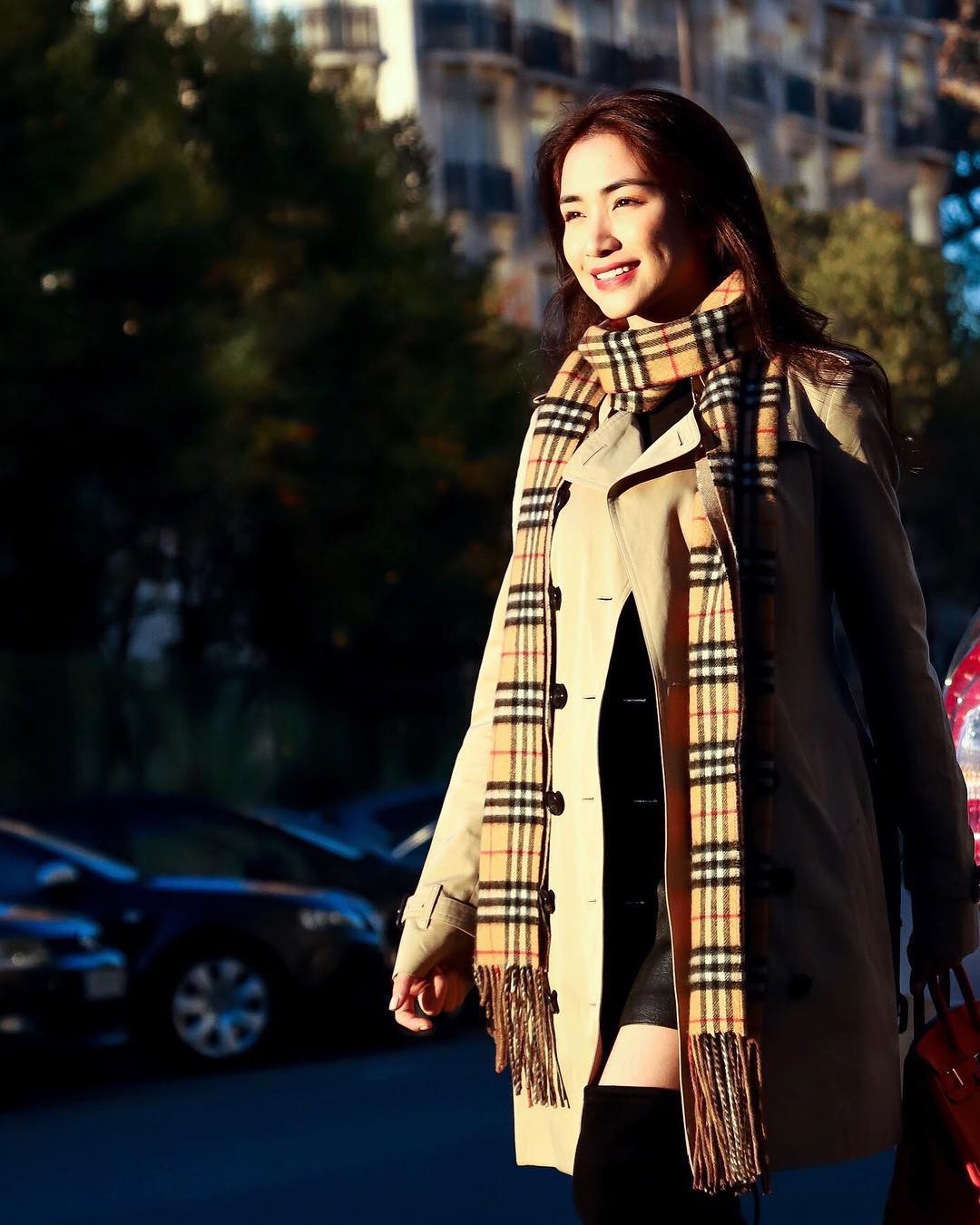 Mới năm trước còn dùng đồ fake, sang đến năm nay Hòa Minzy đã có Hermes Birkin để tung tăng Paris 3 Mới năm trước còn dùng đồ fake, sang đến năm nay Hòa Minzy đã có Hermes Birkin để tung tăng Paris - Ảnh 3.