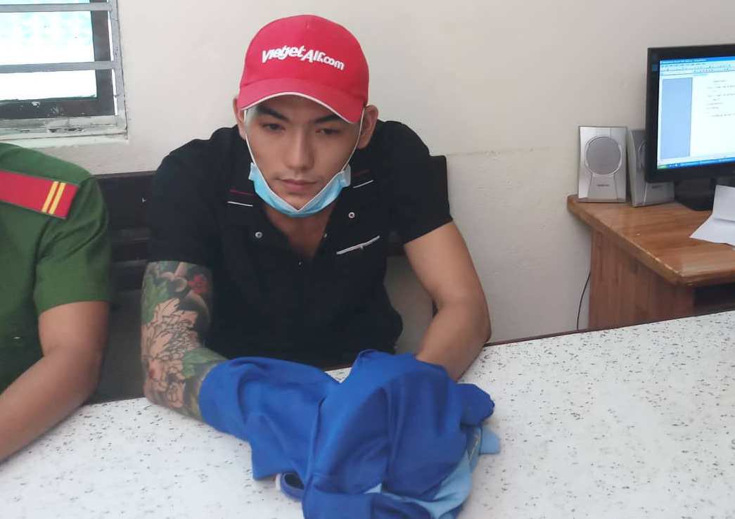 Bắt nam shipper bóng cười đang trên đường lái ô tô chuyển hàng trăm viên ma tuý cho các con nghiện ở Đà Nẵng - Ảnh 1. Bắt nam shipper bóng cười đang trên đường lái ô tô chuyển hàng trăm viên ma tuý cho các con nghiện ở Đà Nẵng - Ảnh 1.