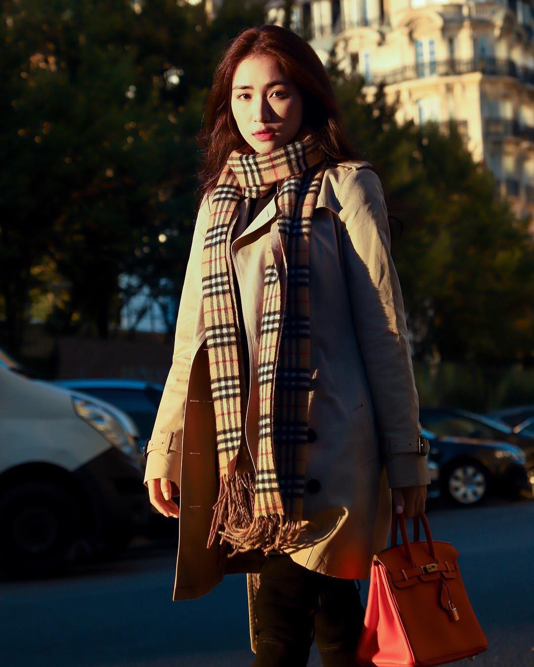 Mới năm trước còn dùng đồ fake, sang đến năm nay Hòa Minzy đã có Hermes Birkin để tung tăng Paris 1 Mới năm trước còn dùng đồ fake, sang đến năm nay Hòa Minzy đã có Hermes Birkin để tung tăng Paris - Ảnh 1.