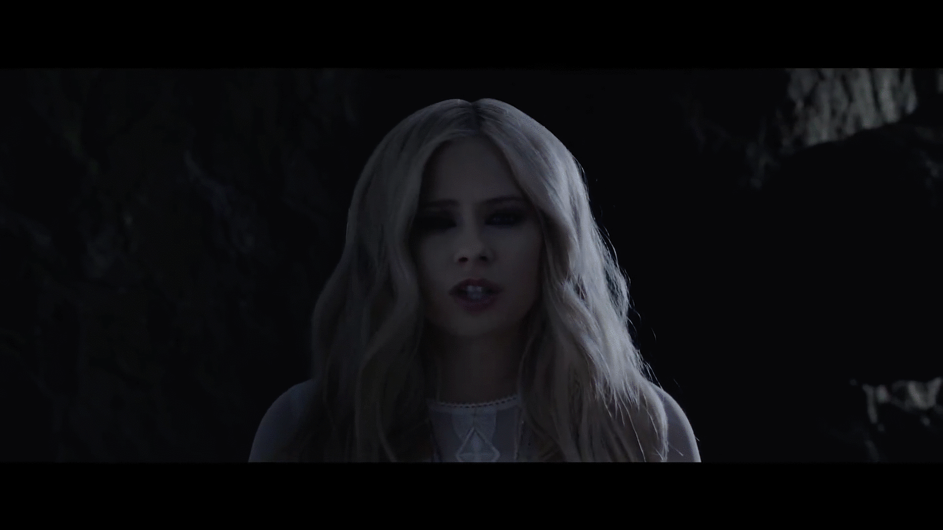 Xem MV trở lại của Avril Lavigne sau 5 năm vắng b&oacute;ng, fan lại li&ecirc;n tưởng đến h&igrave;nh ảnh.. Tiểu Long Nữ - Ảnh 2.