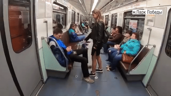 Nga: Cô gái xinh đẹp cầm chai thuốc tẩy đi trừng phạt các thanh niên ngồi dạng chân trên tàu điện gây tranh cãi lớn trên MXH - Ảnh 3.