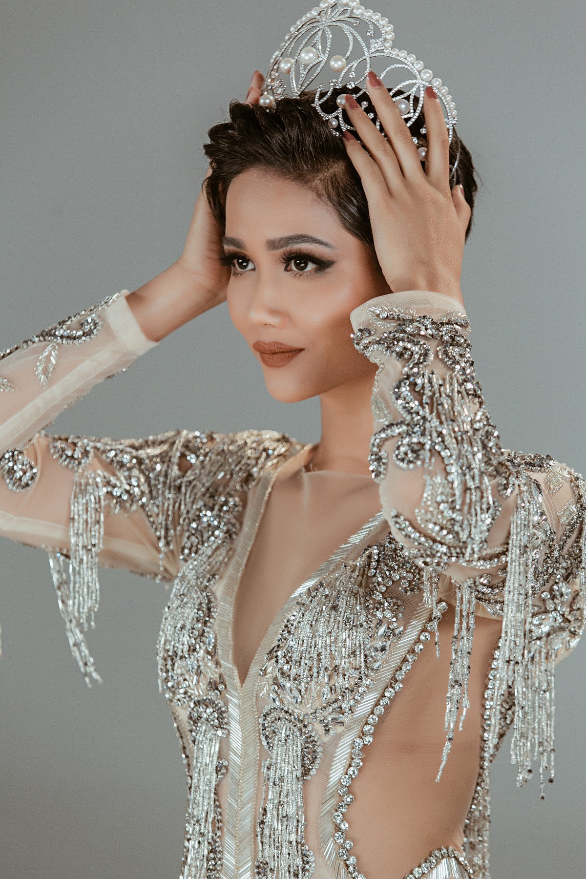 H’Hen Niê là Hoa hậu đầu tiên thực hiện series thực tế, công khai toàn bộ quá trình chuẩn bị cho Miss Universe 2018 - Ảnh 4. H’Hen Niê là Hoa hậu đầu tiên thực hiện series thực tế, công khai toàn bộ quá trình chuẩn bị cho Miss Universe 2018 - Ảnh 4.