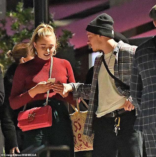 Brooklyn Beckham lại nắm tay cô gái xinh đẹp mới đi hẹn hò, khiến dân tình tò mò về danh tính mỹ nhân - Ảnh 2.