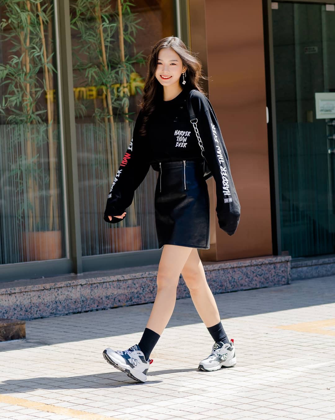 Không có lấy một set đồ "bánh bèo", street style của con gái Hàn tuần qua toàn những ca cool ngầu hút mắt 1 Không có lấy một set đồ bánh bèo, street style của con gái Hàn tuần qua toàn những ca cool ngầu siêu hút mắt - Ảnh 1.