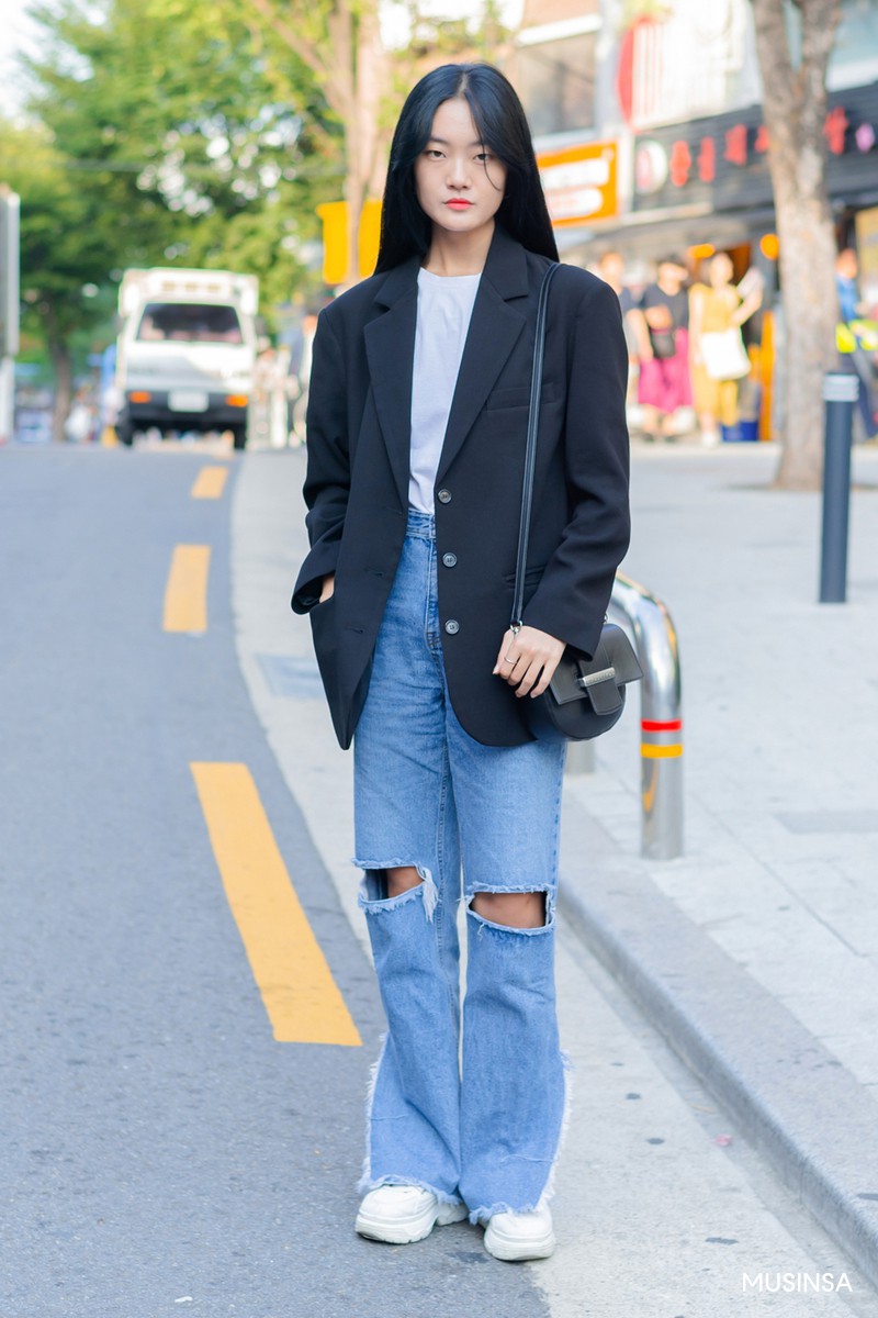 Không có lấy một set đồ "bánh bèo", street style của con gái Hàn tuần qua toàn những ca cool ngầu hút mắt 4 Không có lấy một set đồ bánh bèo, street style của con gái Hàn tuần qua toàn những ca cool ngầu siêu hút mắt - Ảnh 4.