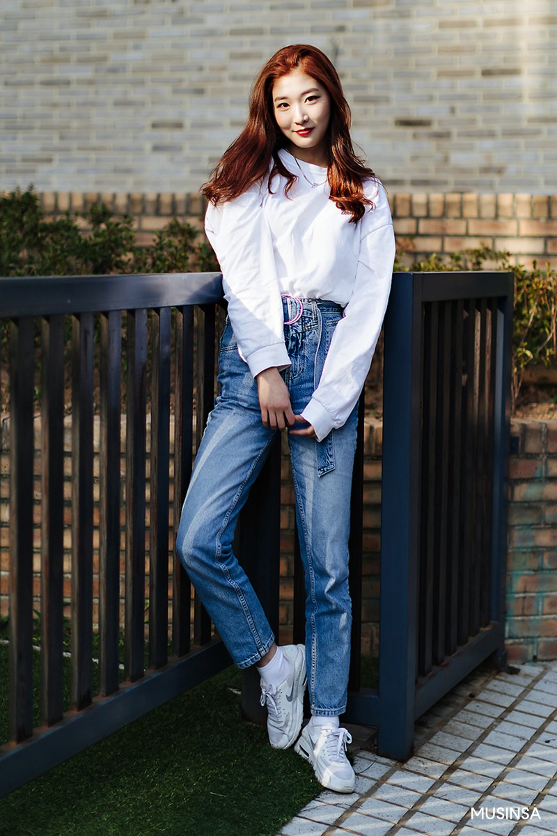 Không có lấy một set đồ "bánh bèo", street style của con gái Hàn tuần qua toàn những ca cool ngầu hút mắt 6 Không có lấy một set đồ bánh bèo, street style của con gái Hàn tuần qua toàn những ca cool ngầu siêu hút mắt - Ảnh 6.
