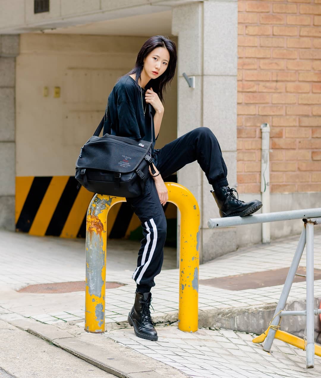 Không có lấy một set đồ "bánh bèo", street style của con gái Hàn tuần qua toàn những ca cool ngầu hút mắt 7 Không có lấy một set đồ bánh bèo, street style của con gái Hàn tuần qua toàn những ca cool ngầu siêu hút mắt - Ảnh 7.
