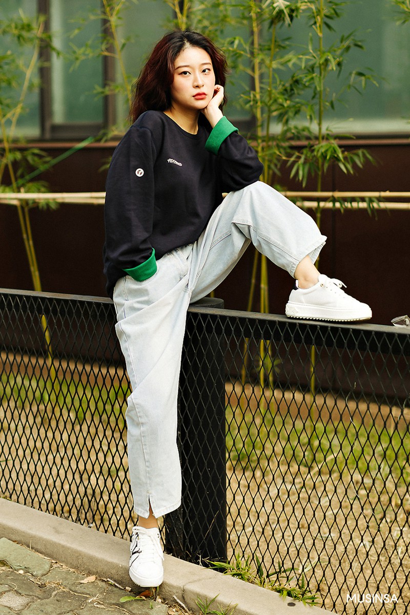 Không có lấy một set đồ "bánh bèo", street style của con gái Hàn tuần qua toàn những ca cool ngầu hút mắt 9 Không có lấy một set đồ bánh bèo, street style của con gái Hàn tuần qua toàn những ca cool ngầu siêu hút mắt - Ảnh 9.