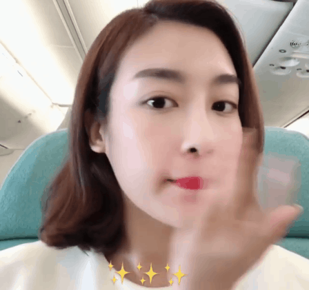 Đỗ Mỹ Linh thoa đồ dưỡng da khi vẫn c&ograve;n lớp makeup kĩ lưỡng, h&igrave;nh như c&oacute; ch&uacute;t sai nhẹ ở đ&acirc;y? - Ảnh 1.