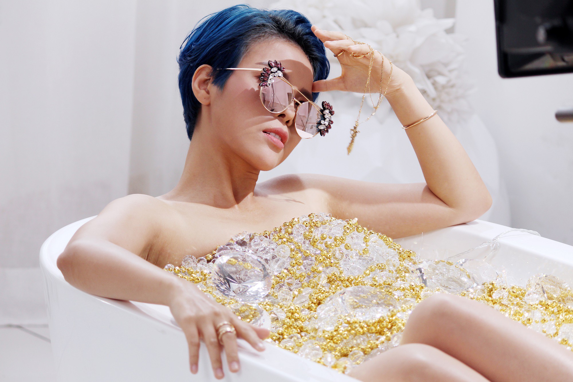 Hình ảnh Vũ Cát Tường bán nude nằm trong bồn tắm đầy đá quý sao chép ý tưởng MV đình đám của Taylor? 1 Hình ảnh Vũ Cát Tường bán nude nằm trong bồn tắm đầy đá quý sao chép ý tưởng MV đình đám của Taylor Swift - Ảnh 2.