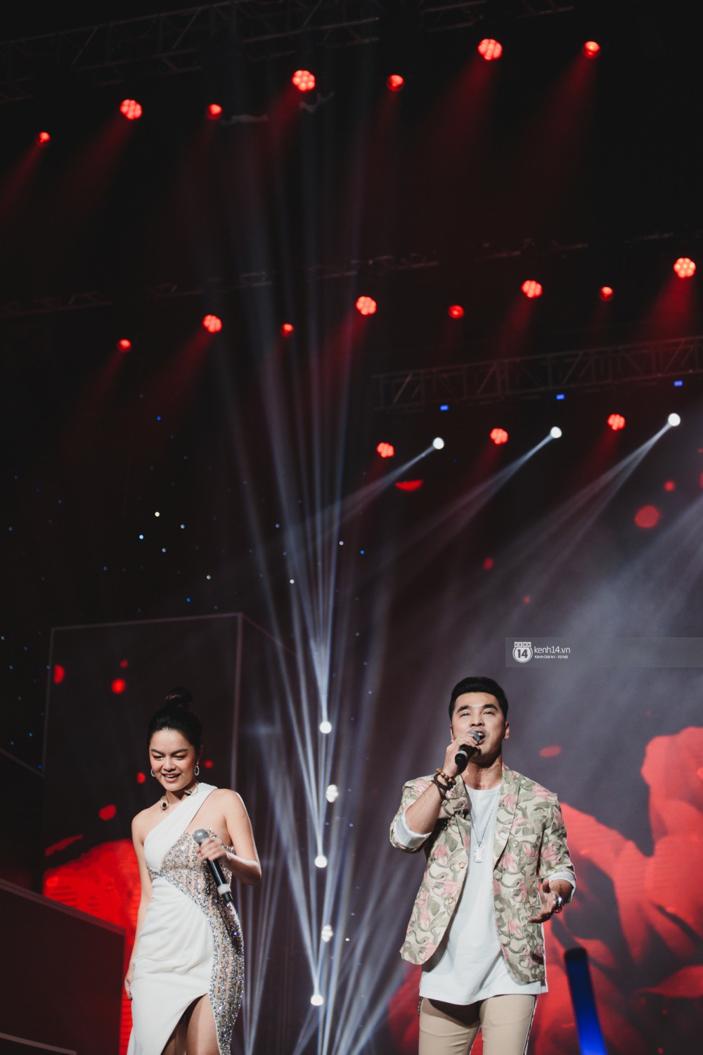 Khoảnh khắc đẹp của dàn sao Việt-Hàn trong show diễn đêm qua khiến khán giả bùng nổ - Ảnh 25.