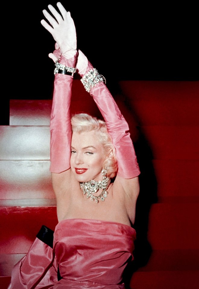 Biến hình thành Marilyn Monroe, Bella Hadid diện váy chật ních o ép vòng 1 nảy nở - Ảnh 2.