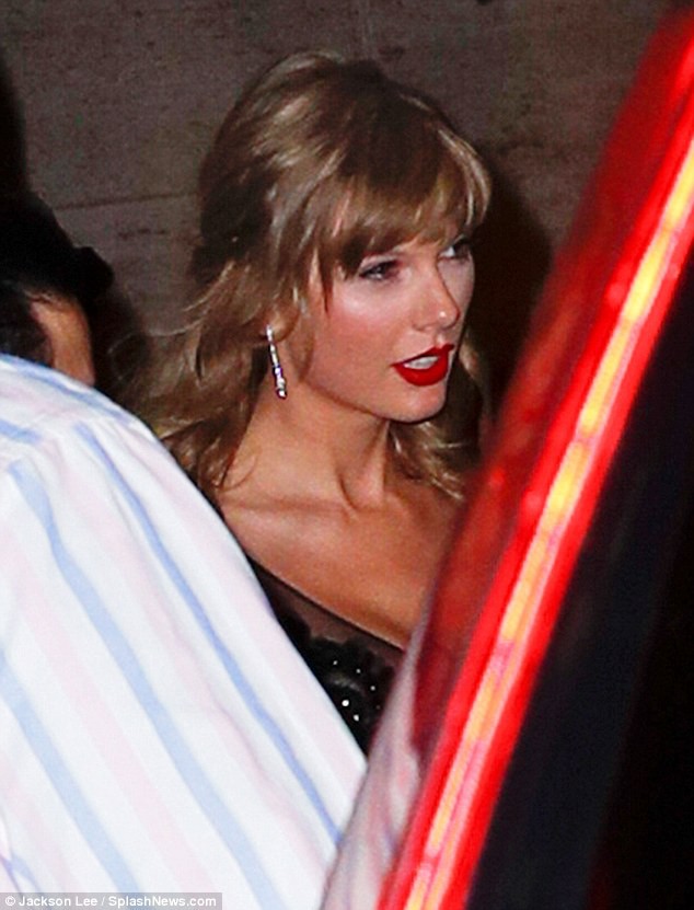 Taylor Swift diện váy khoét cổ sâu khoe đôi gò bồng đảo căng đầy, nắm tay cùng bạn trai đến sự kiện - Ảnh 4.