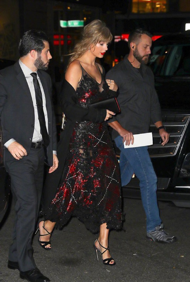 Taylor Swift diện váy khoét cổ sâu khoe đôi gò bồng đảo căng đầy, nắm tay cùng bạn trai đến sự kiện - Ảnh 9.