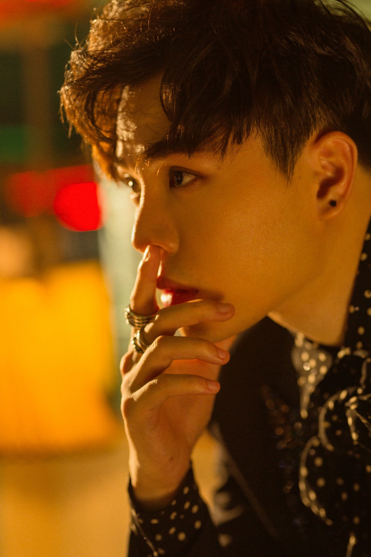 Trịnh Thăng Bình tung MV cho ca khúc có tựa đề "loạn não", Sa Lim góp mặt khó hiểu 3 Trịnh Thăng Bình tung MV cho ca khúc có tựa đề loạn não, Sa Lim góp mặt khó hiểu - Ảnh 3.