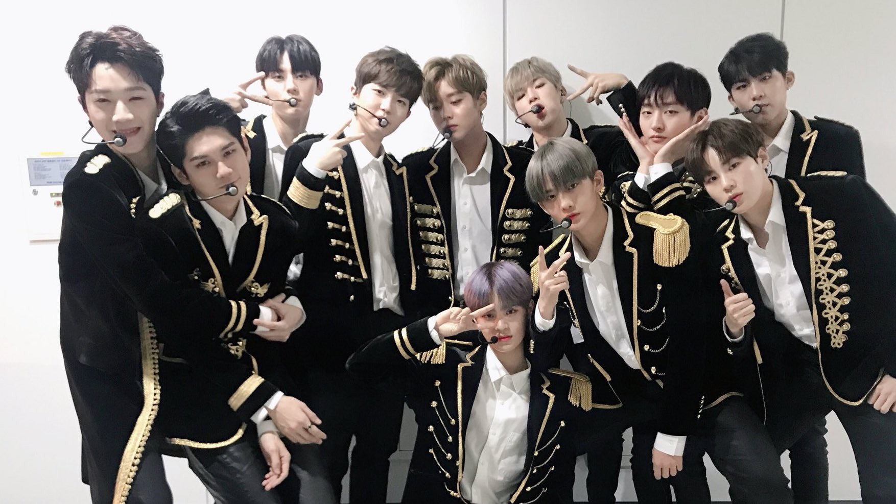 Công ty lên tiếng xin lỗi sau hành vi xô đẩy bạo lực của quản lý Wanna One với fan - Ảnh 2.