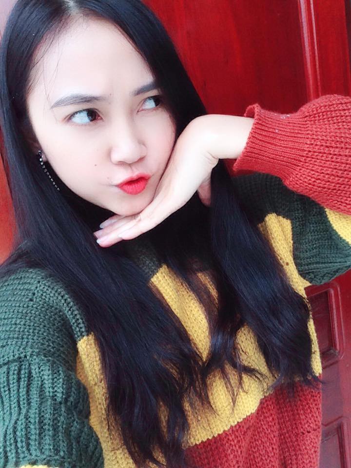 Cô giáo dạy Văn tổ chức liveshow tại lớp, một mình cân 2 hit Mặt trời của em và Nắng của anh - Ảnh 3. Cô giáo dạy Văn tổ chức liveshow tại lớp, một mình cân 2 hit Mặt trời của em và Nắng của anh - Ảnh 3.