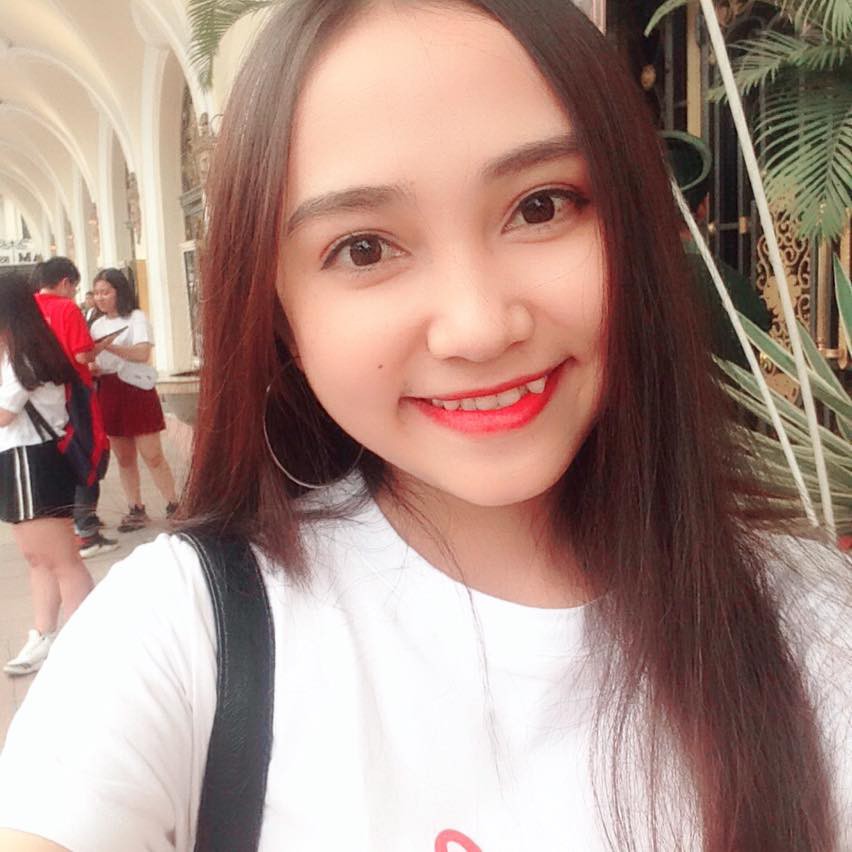 Cô giáo dạy Văn tổ chức liveshow tại lớp, một mình cân 2 hit Mặt trời của em và Nắng của anh - Ảnh 2. Cô giáo dạy Văn tổ chức liveshow tại lớp, một mình cân 2 hit Mặt trời của em và Nắng của anh - Ảnh 2.