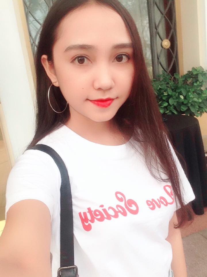 Cô giáo dạy Văn tổ chức liveshow tại lớp, một mình cân 2 hit Mặt trời của em và Nắng của anh - Ảnh 4. Cô giáo dạy Văn tổ chức liveshow tại lớp, một mình cân 2 hit Mặt trời của em và Nắng của anh - Ảnh 4.