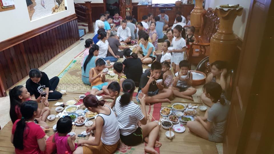 Khoe ảnh đại gia đình quây quần ăn cỗ trong ngày nghỉ lễ Quốc khánh vô cùng ý nghĩa nhưng mọi người chỉ thấy choáng váng bởi điều này - Ảnh 6. Khoe ảnh đại gia đình quây quần ăn cỗ trong ngày nghỉ lễ Quốc khánh vô cùng ý nghĩa nhưng mọi người chỉ thấy choáng váng bởi điều này - Ảnh 6.