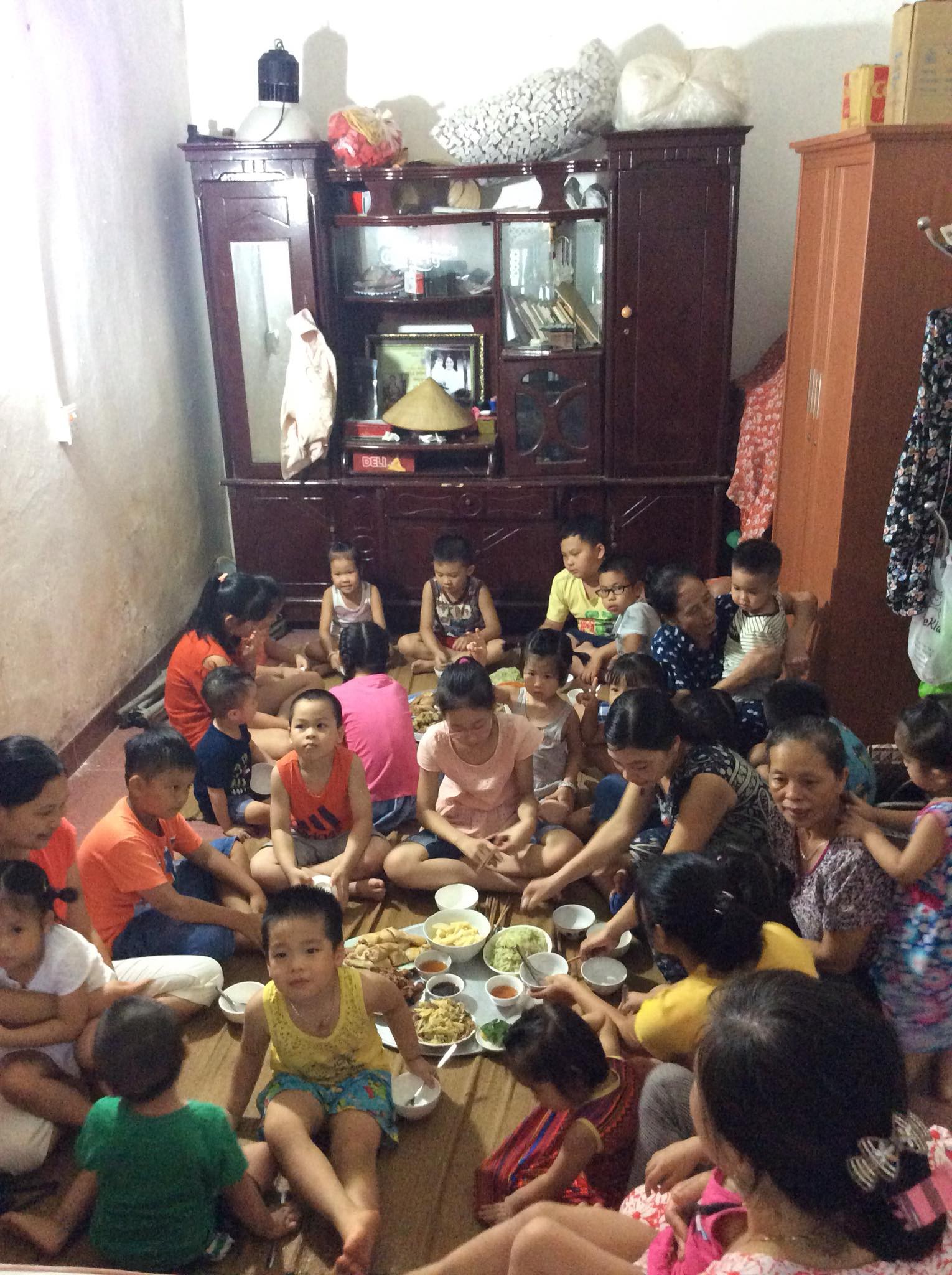 Khoe ảnh đại gia đình quây quần ăn cỗ trong ngày nghỉ lễ Quốc khánh vô cùng ý nghĩa nhưng mọi người chỉ thấy choáng váng bởi điều này - Ảnh 3. Khoe ảnh đại gia đình quây quần ăn cỗ trong ngày nghỉ lễ Quốc khánh vô cùng ý nghĩa nhưng mọi người chỉ thấy choáng váng bởi điều này - Ảnh 3.