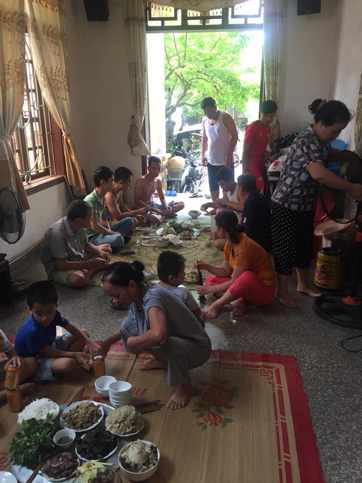 Khoe ảnh đại gia đình quây quần ăn cỗ trong ngày nghỉ lễ Quốc khánh vô cùng ý nghĩa nhưng mọi người chỉ thấy choáng váng bởi điều này - Ảnh 4. Khoe ảnh đại gia đình quây quần ăn cỗ trong ngày nghỉ lễ Quốc khánh vô cùng ý nghĩa nhưng mọi người chỉ thấy choáng váng bởi điều này - Ảnh 4.