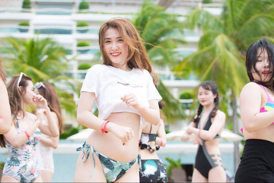Lộ ảnh Bùi Tiến Dũng nắm tay cô gái lạ, xôn xao tin đồn đó chính là bạn gái bí mật - Ảnh 11. Lộ ảnh Bùi Tiến Dũng nắm tay cô gái lạ, xôn xao tin đồn đó chính là bạn gái bí mật - Ảnh 11.