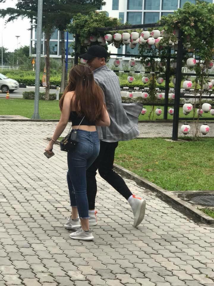 Lộ ảnh Bùi Tiến Dũng nắm tay cô gái lạ, xôn xao tin đồn đó chính là bạn gái bí mật - Ảnh 1. Lộ ảnh Bùi Tiến Dũng nắm tay cô gái lạ, xôn xao tin đồn đó chính là bạn gái bí mật - Ảnh 1.