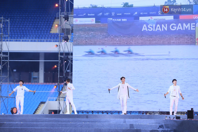 Dàn nghệ sĩ cùng nhau hoà giọng mừng đội tuyển Olympic Việt Nam trở về từ ASIAD 2018 - Ảnh 9.