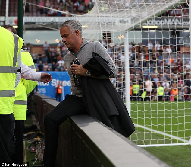 Mourinho nhảy qua biển quảng cáo, đập tay tặng áo cho CĐV Man Utd - Ảnh 2.