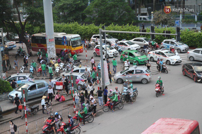 Kết thúc 3 ngày nghỉ lễ, người dân lỉnh kỉnh đồ đạc ùn ùn kéo về thành phố - Ảnh 17.