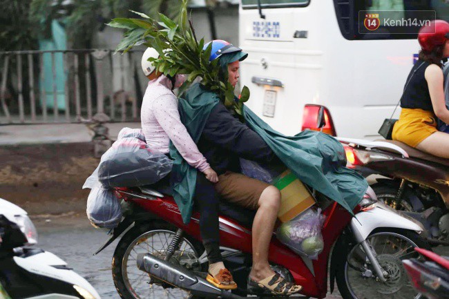 Người dân đội mưa ùn ùn trở về Sài Gòn sau kỳ nghỉ lễ Quốc khánh, cửa ngõ phía Tây ùn tắc kéo dài - Ảnh 8.