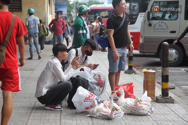Kết thúc 3 ngày nghỉ lễ, người dân lỉnh kỉnh đồ đạc ùn ùn kéo về thành phố - Ảnh 9.