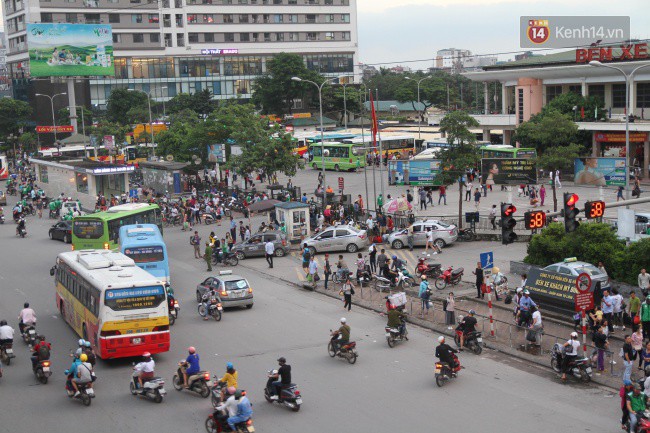 Kết thúc 3 ngày nghỉ lễ, người dân lỉnh kỉnh đồ đạc ùn ùn kéo về thành phố - Ảnh 19.