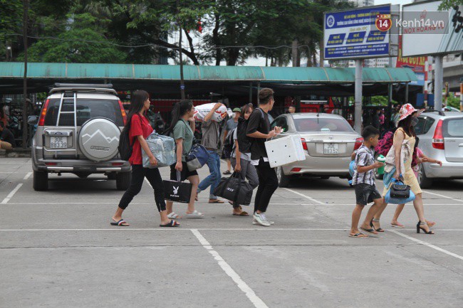 Kết thúc 3 ngày nghỉ lễ, người dân lỉnh kỉnh đồ đạc ùn ùn kéo về thành phố - Ảnh 10.