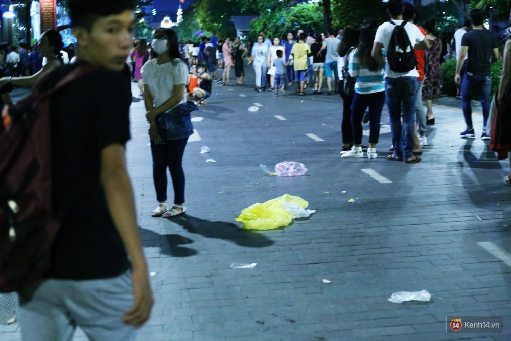 Người dân ra về sau khi xem pháo hoa, đường phố trung tâm Sài Gòn lại tràn ngập rác - Ảnh 12. Người dân ra về sau khi xem pháo hoa, đường phố trung tâm Sài Gòn lại tràn ngập rác - Ảnh 12.
