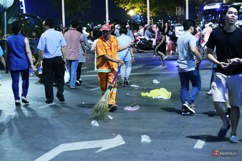 Người dân ra về sau khi xem pháo hoa, đường phố trung tâm Sài Gòn lại tràn ngập rác - Ảnh 10. Người dân ra về sau khi xem pháo hoa, đường phố trung tâm Sài Gòn lại tràn ngập rác - Ảnh 10.