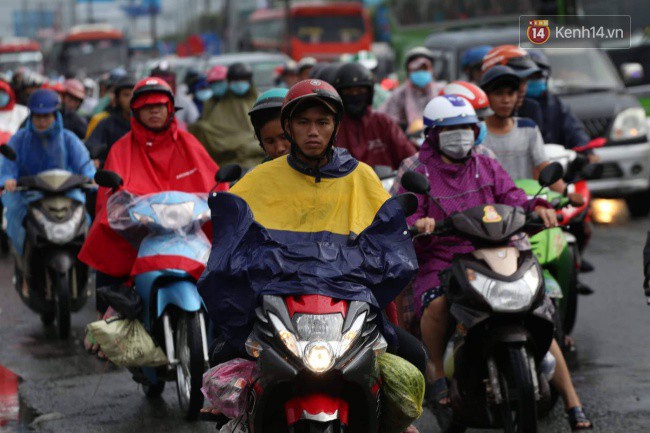 Người dân đội mưa ùn ùn trở về Sài Gòn sau kỳ nghỉ lễ Quốc khánh, cửa ngõ phía Tây ùn tắc kéo dài - Ảnh 1.