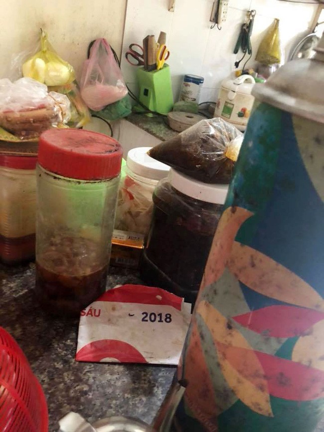 Ngày nghỉ lễ về quê chồng biến thành ngày hành xác vì mẹ chồng quá bẩn: Bát mấy ngày không rửa, bếp ngập cặn mỡ ngàn năm - Ảnh 3. Ngày nghỉ lễ về quê chồng biến thành ngày hành xác vì mẹ chồng quá bẩn: Bát mấy ngày không rửa, bếp ngập cặn mỡ ngàn năm - Ảnh 3.