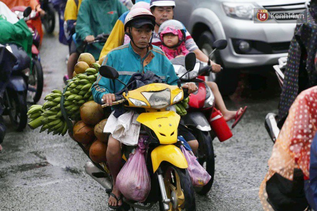 Người dân đội mưa ùn ùn trở về Sài Gòn sau kỳ nghỉ lễ Quốc khánh, cửa ngõ phía Tây ùn tắc kéo dài - Ảnh 4.