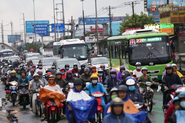 Người dân đội mưa ùn ùn trở về Sài Gòn sau kỳ nghỉ lễ Quốc khánh, cửa ngõ phía Tây ùn tắc kéo dài - Ảnh 5.