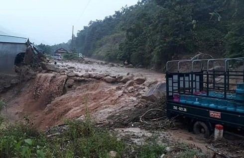 Lũ quét ập xuống bất ngờ, người dân ở Lai Châu chạy tán loạn - Ảnh 5.