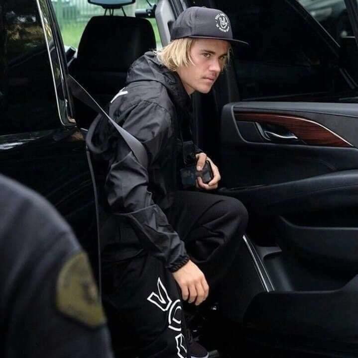 Thực hư về bức ảnh Justin Bieber vẫn lưu hình Selena Gomez trong điện thoại dù sắp cưới Hailey - Ảnh 1. Thực hư về bức ảnh Justin Bieber vẫn lưu hình Selena Gomez trong điện thoại dù sắp cưới Hailey - Ảnh 1.