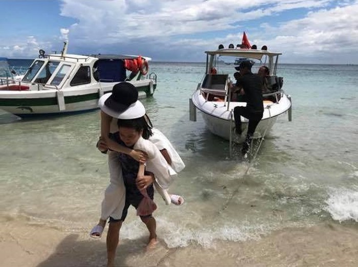 Vợ chồng Trường Giang - Nhã Phương bị bắt gặp ở sân bay, chuẩn bị đi nước ngoài hưởng tuần trăng mật? - Ảnh 4. Vợ chồng Trường Giang - Nhã Phương bị bắt gặp ở sân bay, chuẩn bị đi nước ngoài hưởng tuần trăng mật? - Ảnh 4.
